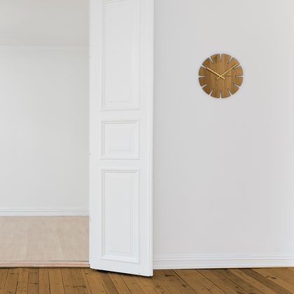 Zegar dębowy wykonany w Czechach