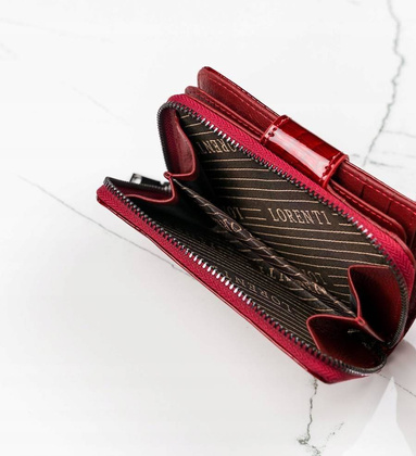 Pionowy, zapinany portfel damski z lakierowanej skóry naturalnej