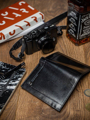 Pionowy, zgrabny portfel męski z dobrej jakości skóry naturalnej