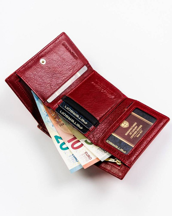 Lakierowany portfel ze wzorem skóry krokodyla