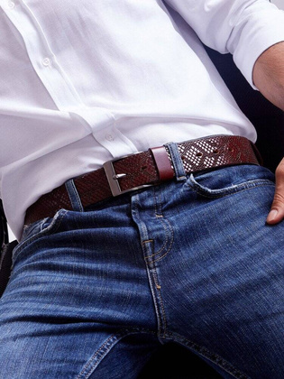 Klasyczny pasek ze skory naturalnej zdobiony tloczeniem we wzor skory weza