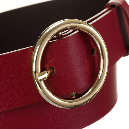 Połyskujący, skórzany pasek damski ze złotą, okrągłą klamrą