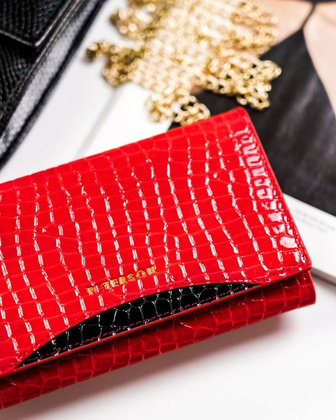 Lakierowany portfel damski z motywem krokodylej skóry