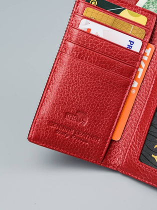 Kompaktowy portfel z lakierowanej skory