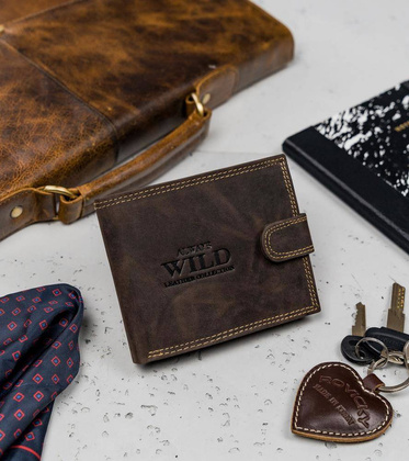 Poziomy, zapinany portfel męski z zewnętrzną kieszonką na kartę