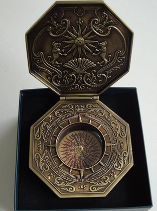 Ekskluzywny kompas magnetyczny - system cardan H44