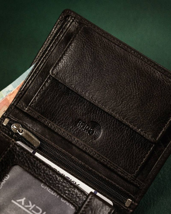 Pionowy, skórzany portfel męski z ozdobnym przeszyciem