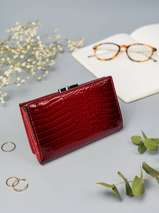 Kompaktowy portfel z lakierowanej skory