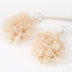 Kolczyki wiszące, efektowne tiulowe kwiat z perła, sztyft krem K1710