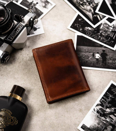 Duży, skórzany portfel męski z wytłoczonym znakiem zodiaku