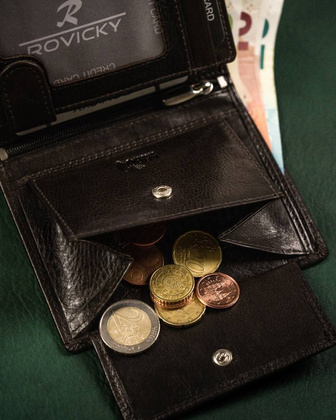 Pionowy, skórzany portfel męski z ozdobnym przeszyciem