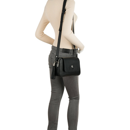 Damska torebka skórzana Canaletto z klapką i ozdobnym frędzlem – klasyka i elegancja na co dzień TD705