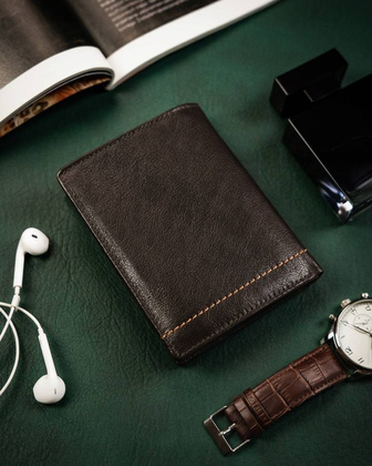 Pionowy, skórzany portfel męski z ozdobnym przeszyciem