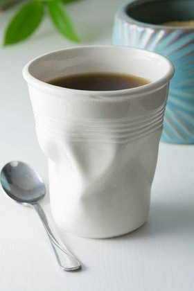 Zgnieciony kubek porcelanowy