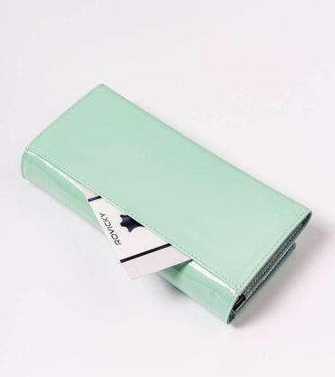 Lakierowany, duży portfel damski ze skóry naturalnej