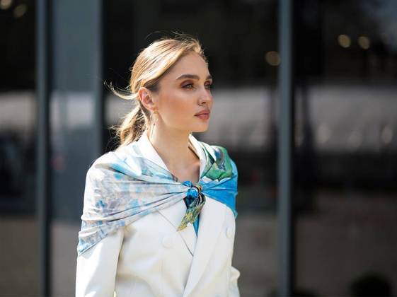 Szal - C. Monet, Kobieta z parasolem (CARMANI)