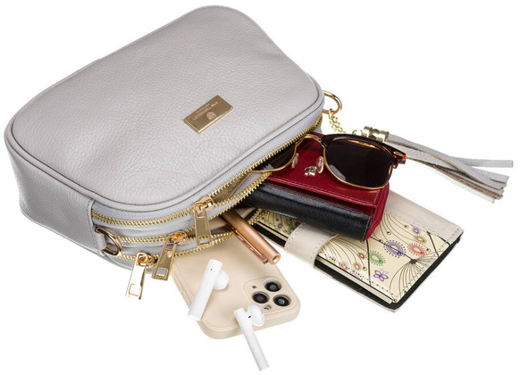 Prostokątna listonoszka z brelokiem w formie chwosta