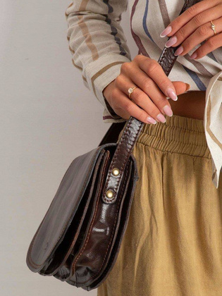 Półokrągła listonoszka w stylu vintage skóra