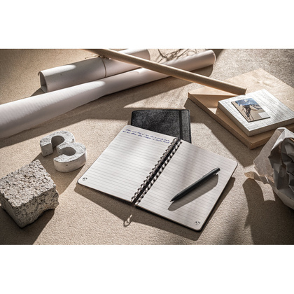 MISHIMA. Notatnik A5 z półtwardą okładką z filcu z recyklingu (100% rPET) z kółkami i stronami w linie