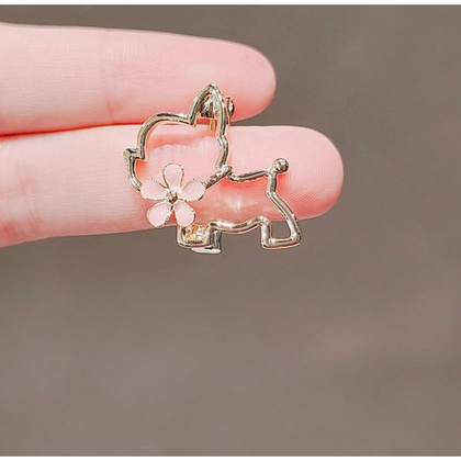 Broszka ozdobna emaliowana - piesek z kwiatkiem BZ210