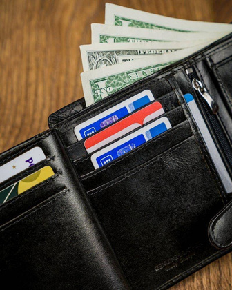 Czarny portfel męski skórzany z przeszyciem