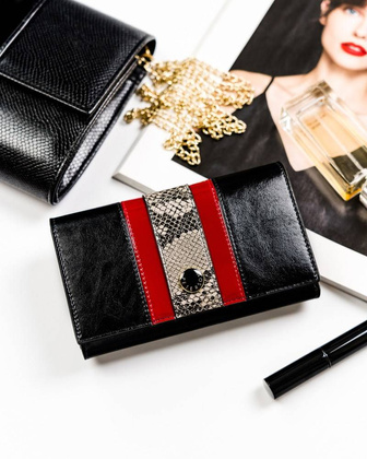 Skórzany portfel damski z motywem wężowej skóry