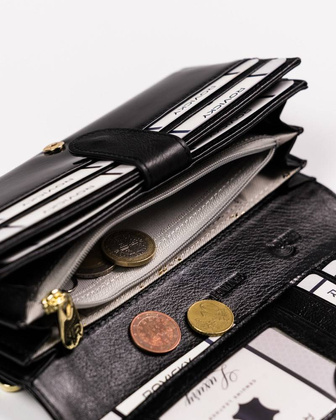 Klasyczny portfel damski z dużą sekcją na karty