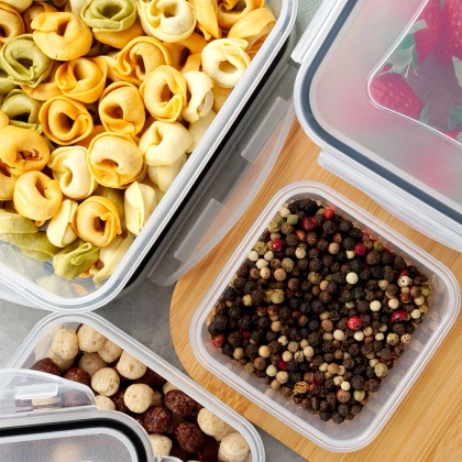 Pojemniki na żywność z pokrywką i uszczelką 4 szt.