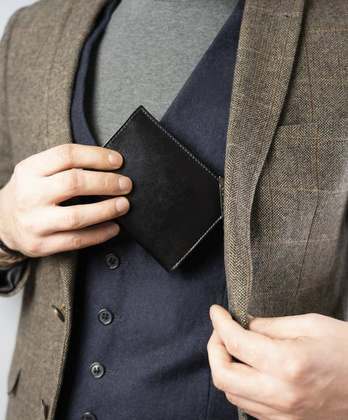 Pionowy portfel męski ze srebrnym akcentem, skóra naturalna licowa