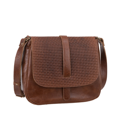 Torebka skórzana vintage z tłoczoną klapką – ponadczasowy styl i funkcjonalność TD601s245t1