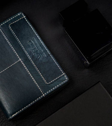 Pionowy portfel męski na zamek z przeszyciami, skóra naturalna