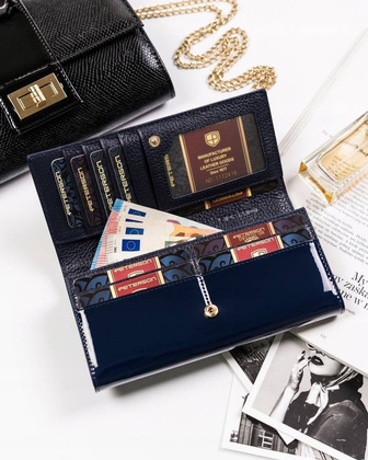 Lakierowany portfel w klasycznym kolorze