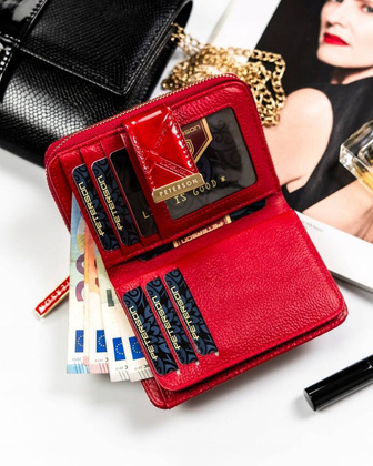 Portfel damski ze skory naturalnej zamykany na zatrzask i suwak