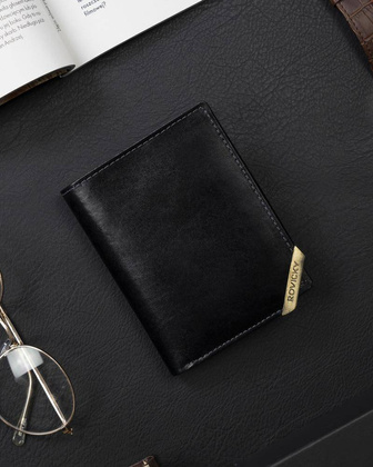 Pionowy portfel męski ze złotym akcentem, skóra naturalna licowa