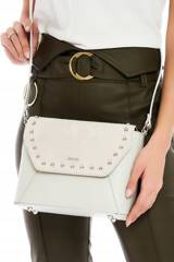 Skórzana listonoszka pudełkowa z zamszową klapką zdobioną dżetami