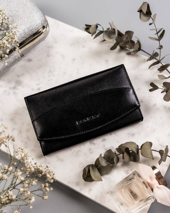 Skórzany portfel damski z tłoczoną klapą