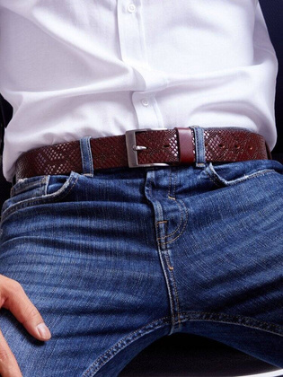 Klasyczny pasek ze skory naturalnej zdobiony tloczeniem we wzor skory weza