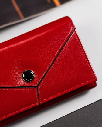 Średnich rozmiarów portfel damski ze skóry naturalnej