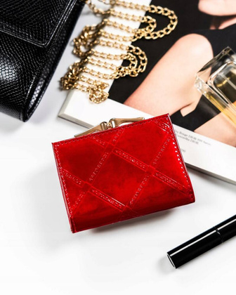 Niewielki skorzany portfel damski na bigiel i zatrzask