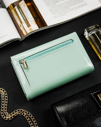 Lakierowany portfel damski na karty z zabezpieczeniem rfid protect