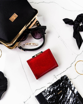 Kompaktowy portfel damski z lakierowanej skory naturalnej