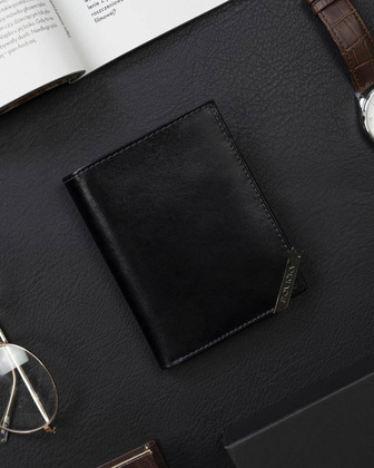 Pionowy portfel męski ze srebrnym akcentem, skóra naturalna licowa