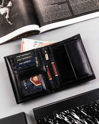 Duży, skórzany portfel męski bez zapięcia zewnętrznego