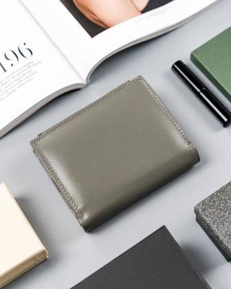 Portfel damski ze skóry naturalnej zamykany klapką, RFID