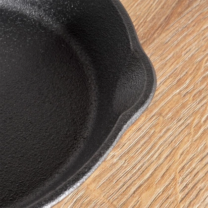 Patelnia żeliwna okrągła talerz żeliwny 16 cm