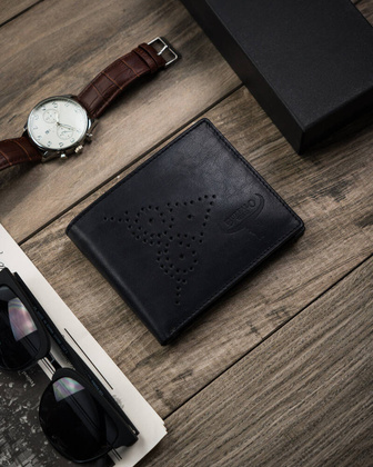 Skorzany portfel meski ze zdobionym frontem