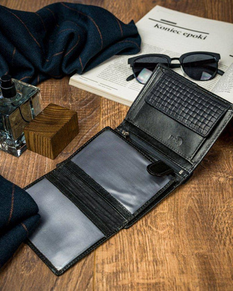Czarny portfel męski skórzany z przeszyciem