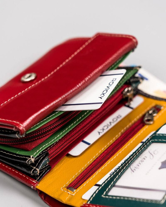 Skórzany portfel damski zamykany na zatrzask