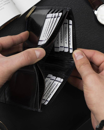 Pionowy portfel męski ze złotym akcentem, skóra naturalna licowa