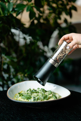 Grawitacyjny młynek do soli i pieprzu elektryczny czarny LIVIO 8845